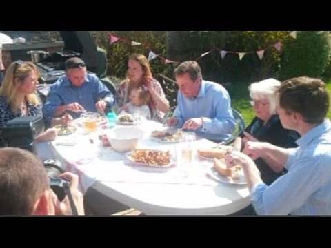 Камерън яде хотдог с нож и вилица