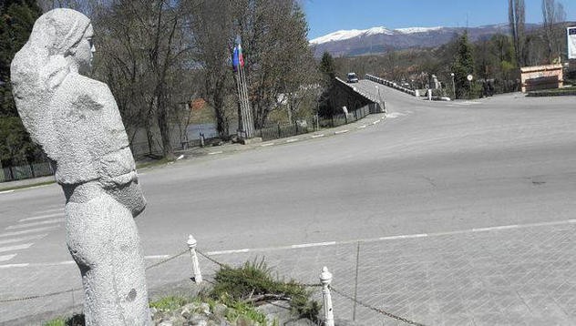 Зазидана в мост над река Струма кърмачка плаче нощем с глас