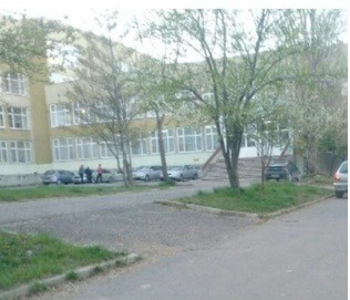 Коли паркират в двора на столично училище