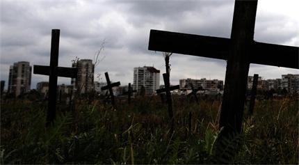 Закопаха жива жена в Солун, един час викала и тропала под земята