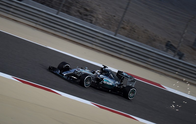 Хамилтън е царят на пустинята в Бахрейн