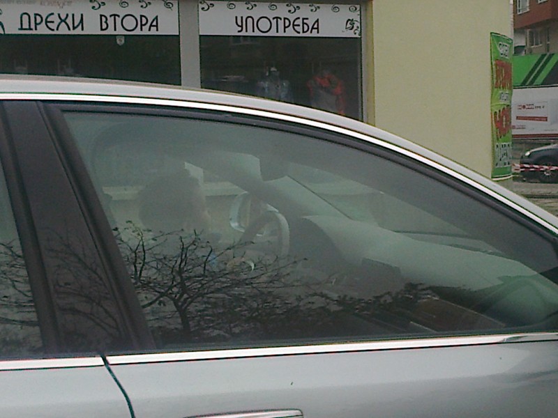 Малко дете зад волана на кола в София