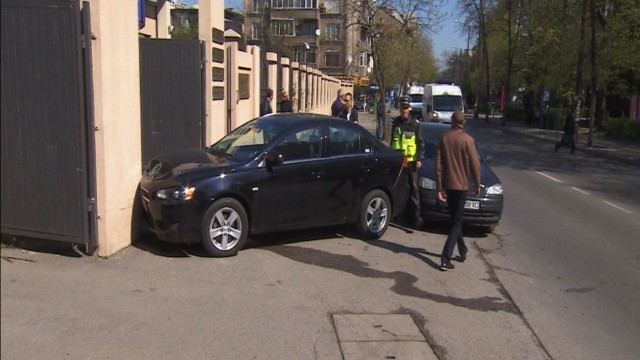 Кола се удари в сградата на Специализирания наказателен съд
