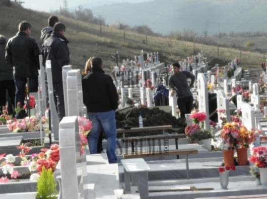 Гробар удари жена с лопата, счупи ръката й