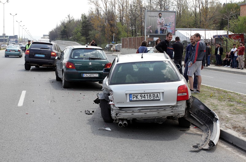 Виж снимки от верижната катастрофа в София, при която тежко пострада младеж