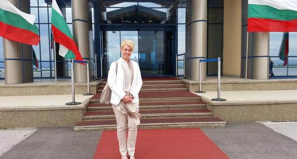 Новият британски посланик Ема Хопкинс пристигна в София