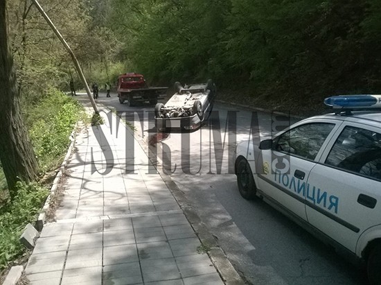 Кола се обърна по таван край Благоевград
