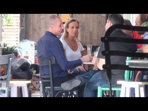 Вижте как Варуфакис полива оставката с бира (Видео)