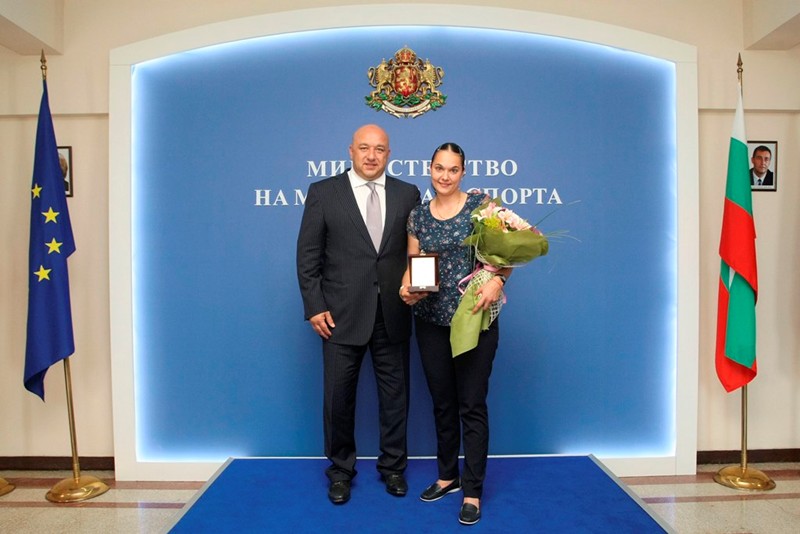 Кралев отличи бадминтонистката Петя Неделчева за бронзовия медал от Баку