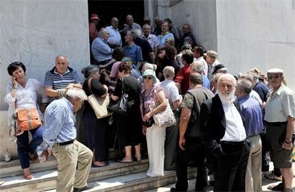 Гърци спасяват парите си, плащайки данъците си