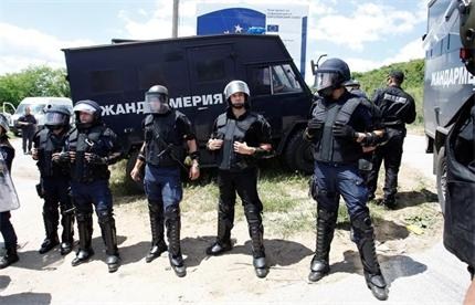 200 жандармеристи в Ихтиман, арестуваха шестима, нападнали полицаи