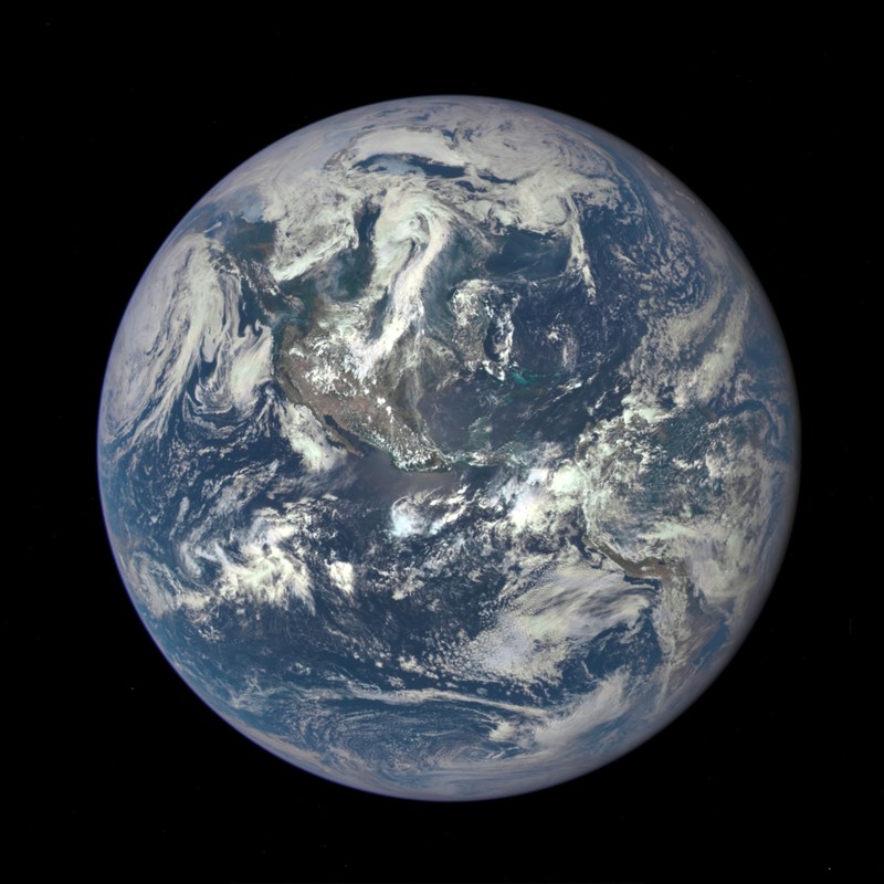 Снимаха Земята от 1,5 милиона километра