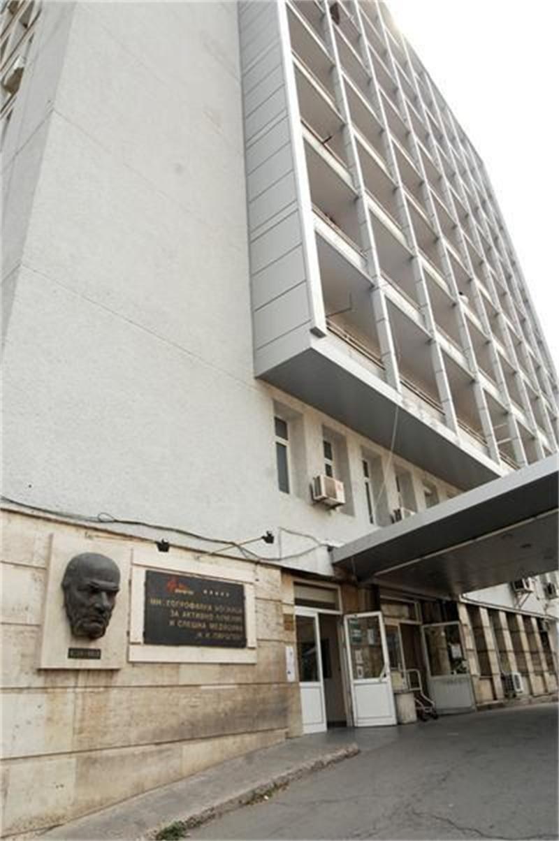 Никой не е потърсил пребитото момченце, то още е с опасност за живота