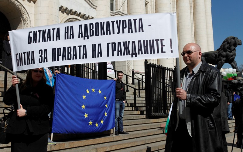 Повече пари за служебните адвокати