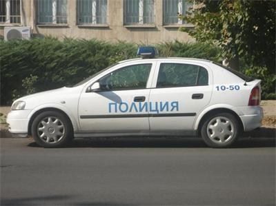 Мъж свалил гащите си пред комшия, за да му попречи да паркира, глобиха го