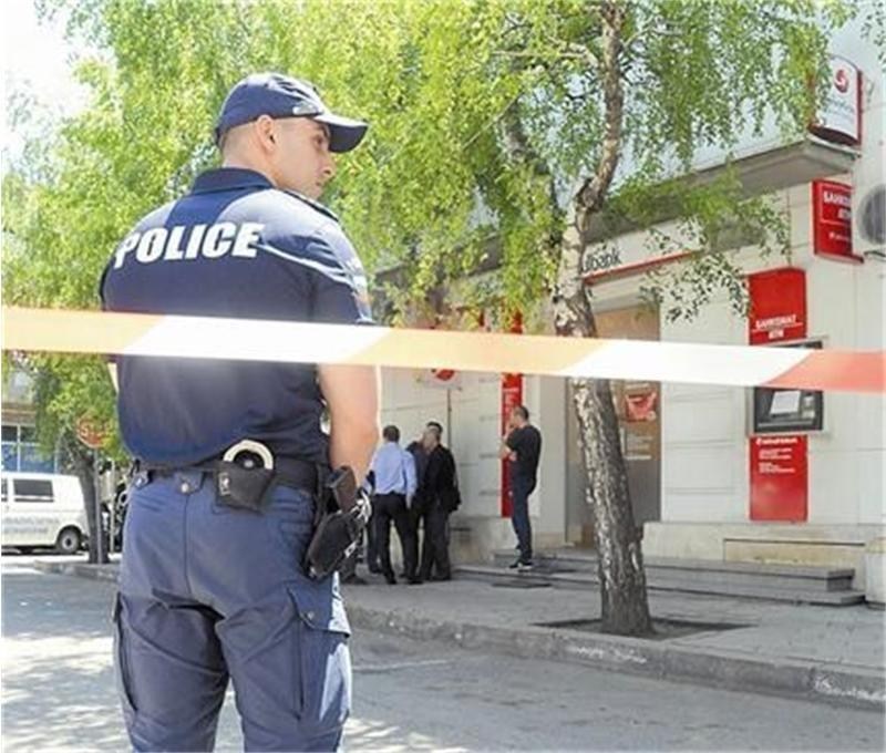 Обирджията на банката в Айтос остава зад решетките, скриха лицето му