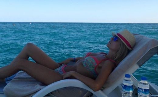 Венета Райкова събира тен на 43 градуса в Турция