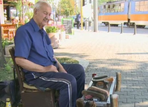 86-годишен мъж лъска обувки в София, за да не умре от глад