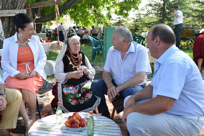 Празник в Долината на прасковите