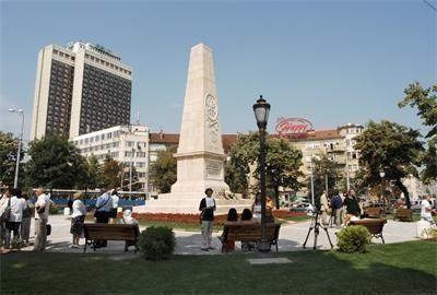 Общината премахва изсъхнали дървета на площад Руски паметник в София