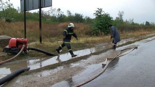 Път край Дунав мост става езеро след дъжд