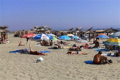 Руснаци отдават имотите си в България на туристи, хотелиерите роптаят