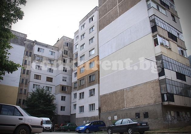 Млад мъж се самоуби със скок от покрива на блок във Враца