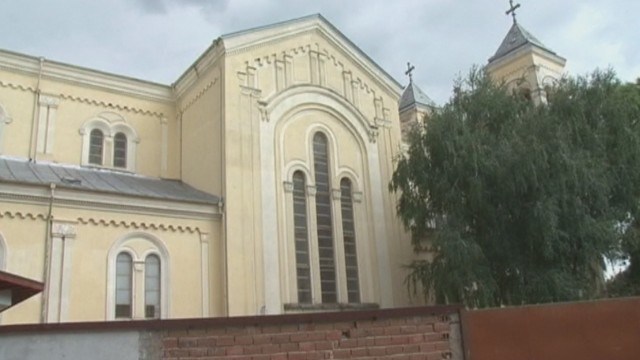 Майка се оплака, че католически свещеник вързал и бил 6-годишния й син в Раковски