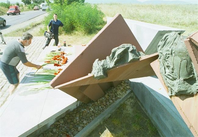 Поднесоха цветя пред паметника на 14-те загинали войници на Околовръстното в София