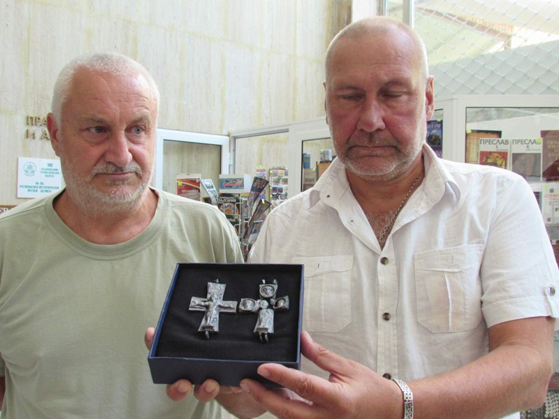 Показват уникален оловен кръст реликварий от Мисионис