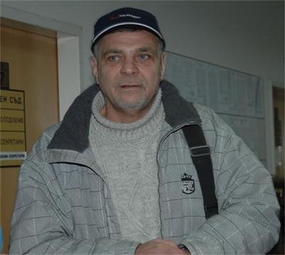 Поетът, когото девственицата съди: Съседите ми казват "добър ден", а после ме топят по вестниците