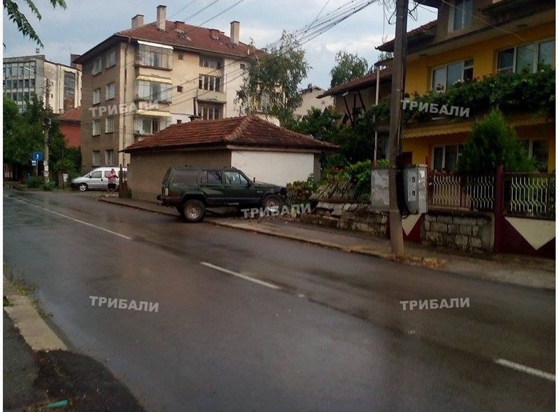 Момче отнесе с джип ограда на къща в Монтана