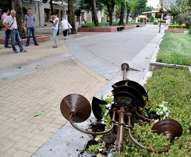 Вандали потрошиха центъра на Хасково
