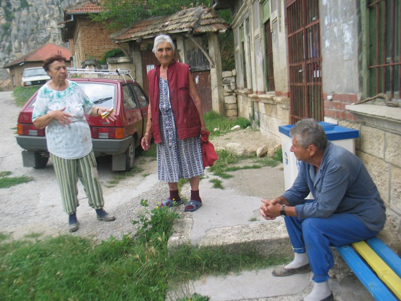 Жителите на Пепелина се събират в една стая