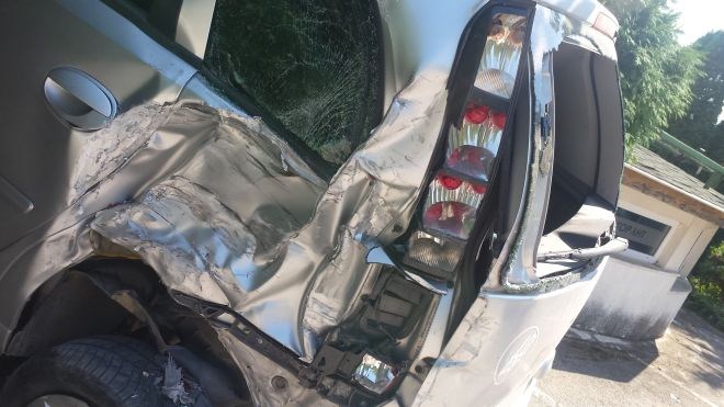 Автобус без шофьор помете две коли на паркинг, едната е на БНТ