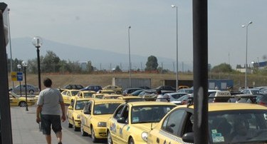 Проучване: В такситата е мръсно и се пуши