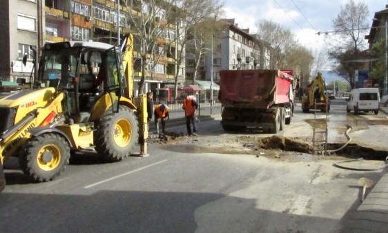 Огромнa дупка зейна в Пловдив заради ВиК авария