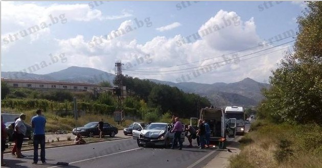 Верижна катастрофа в Сандански, режат ламарини, за да извадят ранена жена