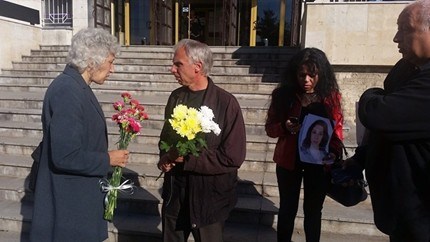 Родителите на Вероника засадиха дръвче на лобното й място