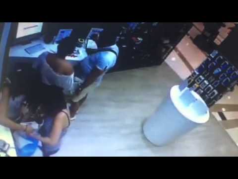 Виж как мъж и жена задигнаха скъп лаптоп от магазин в София (Видео)