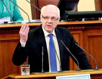 Изгониха Велизар Енчев от парламентарната зала, нарече военния министър "криптофашист"