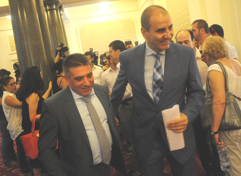 Нов трус във властта заради конституцията (Обзор)