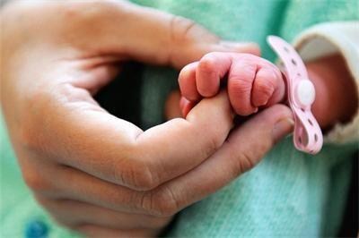 Агенцията за социално подпомагане проверява защо 15-месечната Синай от Смолян е в критично състояние в болница