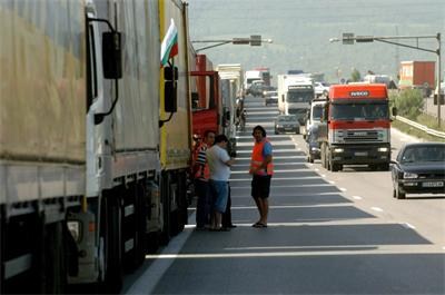 Забраниха влизането на хърватски тежкотоварни камиони в Сърбия