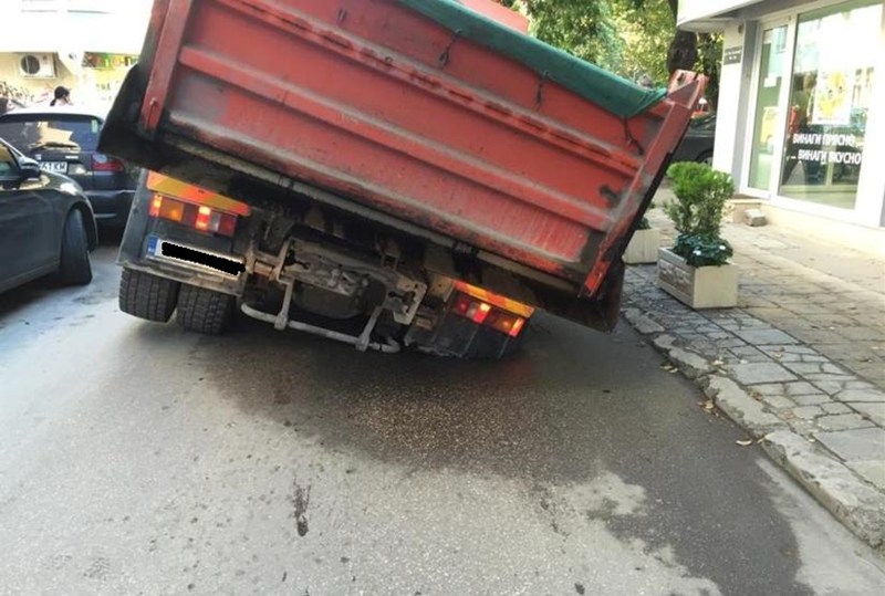 Улица във Варна пропадна, погълна гумата на камион
