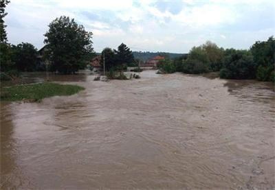 Село Буковлък под вода след пороя, вадили са деца през покрива на къща, за да ги спасят