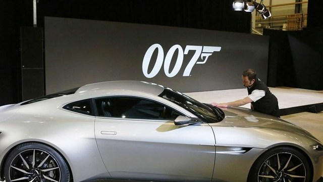 24 млн. паунда за взривяване на коли в последния филм за Агент 007