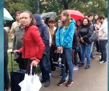Студенти чакат за записване за общежития на СУ Кл. Охридски - нулева организация, дъжд и нерви