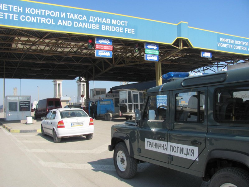 Трафикант и бежанци се разминаха с условни присъди в Русе