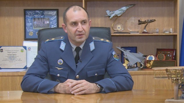 Шефът на ВВС  генерал-майор Румен Радев подаде оставка